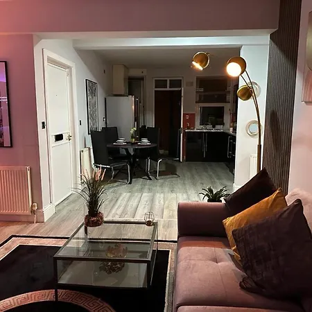 Lush Jacuzzi With Balcony Apartment Birmingham