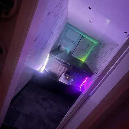 Apartment Lush Jacuzzi With Balcony *